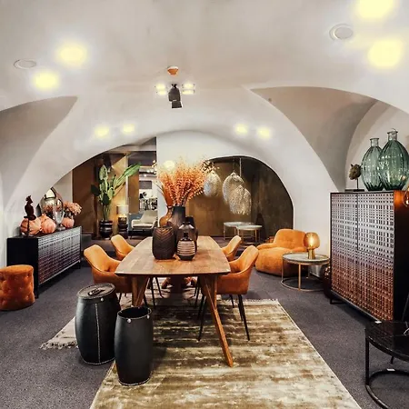Готель Aiola Living Boutique